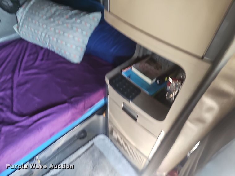 image for item EJ5635 2017 Freightliner  Cascadia 125 semi truck