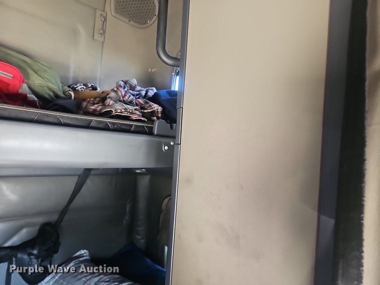 image for item EJ5635 2017 Freightliner  Cascadia 125 semi truck