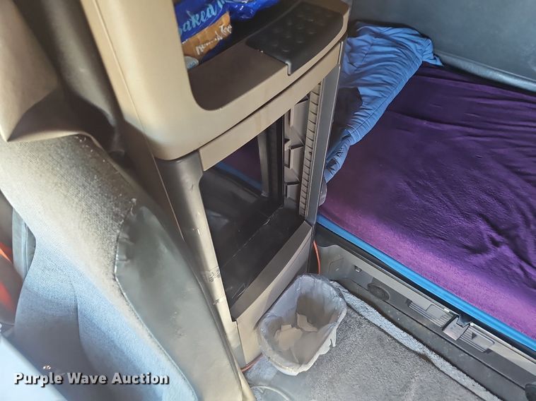 image for item EJ5635 2017 Freightliner  Cascadia 125 semi truck