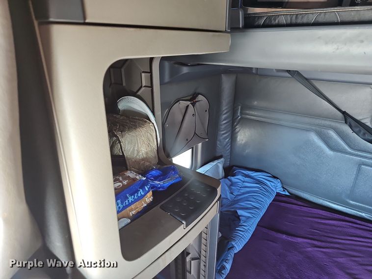 image for item EJ5635 2017 Freightliner  Cascadia 125 semi truck