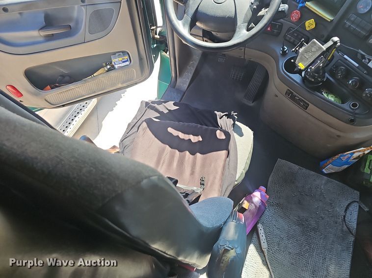 image for item EJ5635 2017 Freightliner  Cascadia 125 semi truck