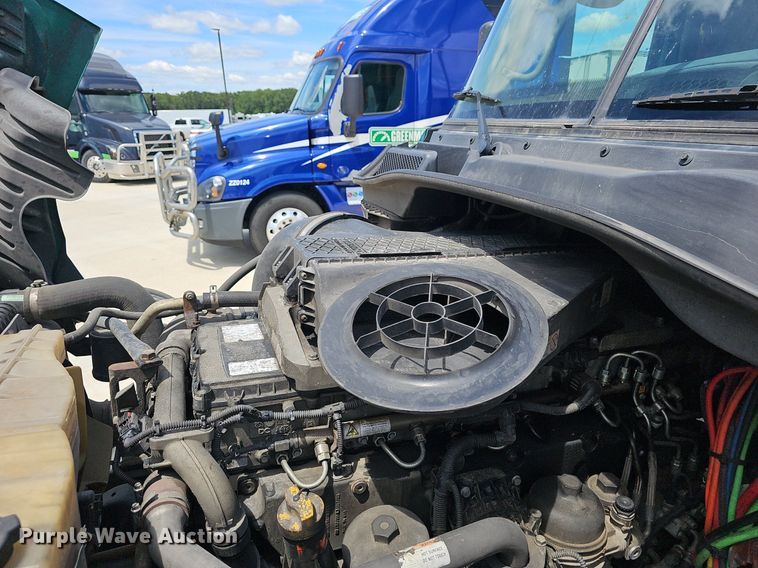 image for item EJ5635 2017 Freightliner  Cascadia 125 semi truck