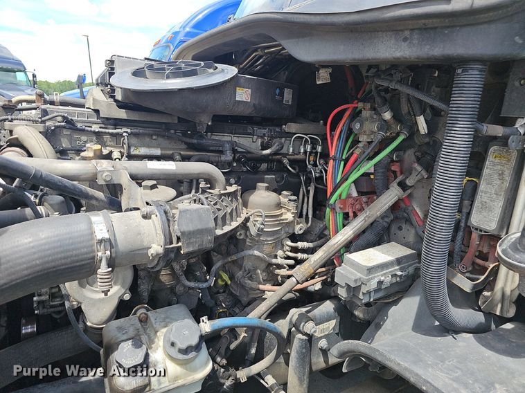 image for item EJ5635 2017 Freightliner  Cascadia 125 semi truck