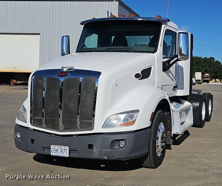 image for item EJ5684 2015 Peterbilt  579 semi truck