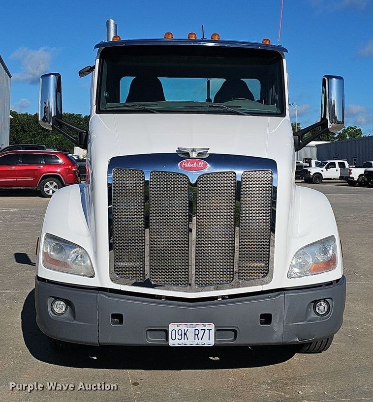 image for item EJ5684 2015 Peterbilt  579 semi truck
