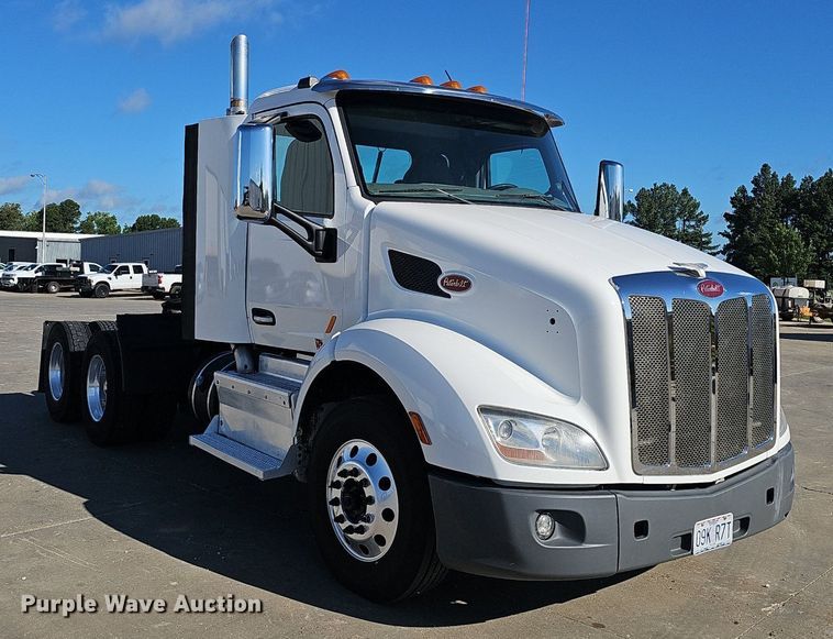 image for item EJ5684 2015 Peterbilt  579 semi truck