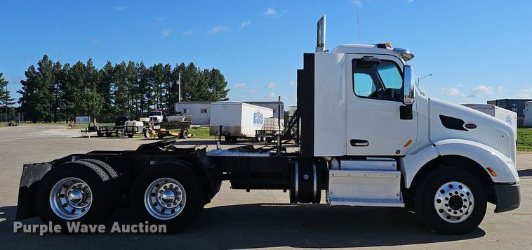 image for item EJ5684 2015 Peterbilt  579 semi truck