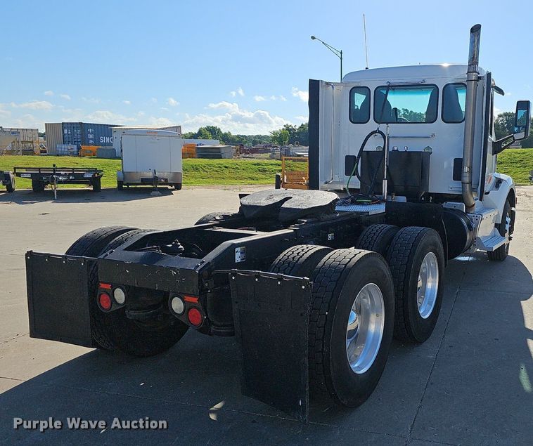 image for item EJ5684 2015 Peterbilt  579 semi truck