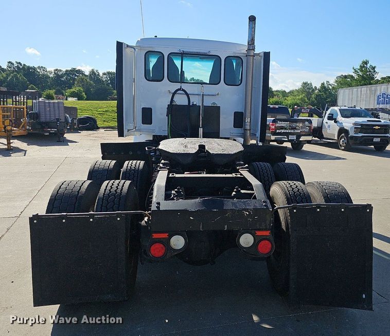 image for item EJ5684 2015 Peterbilt  579 semi truck