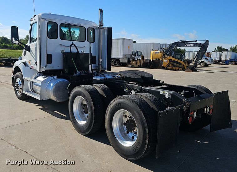 image for item EJ5684 2015 Peterbilt  579 semi truck