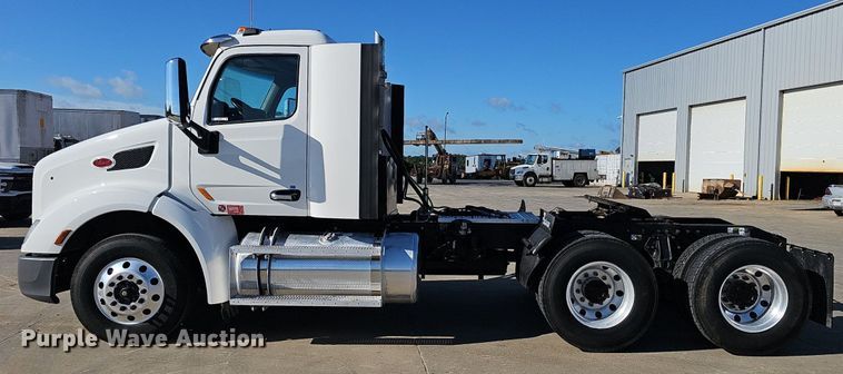 image for item EJ5684 2015 Peterbilt  579 semi truck