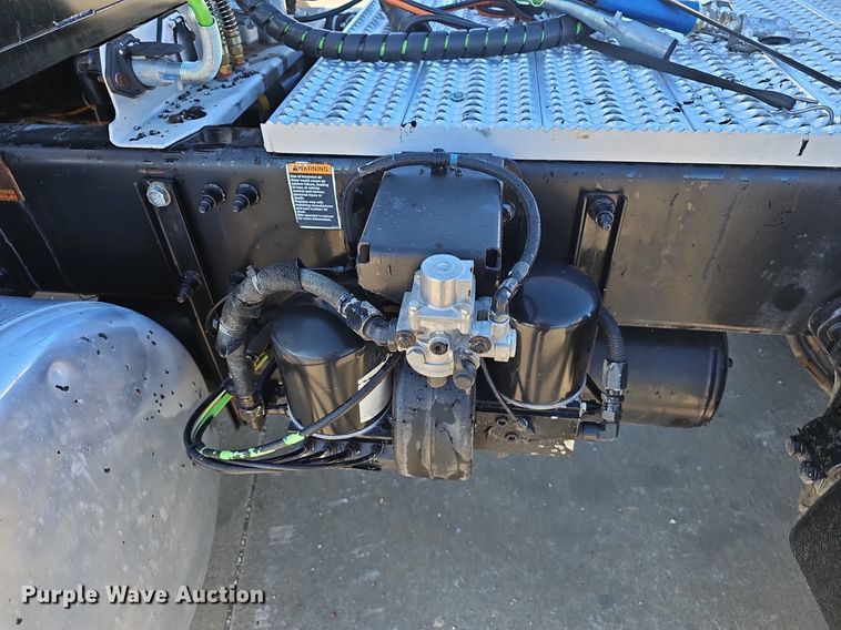 image for item EJ5684 2015 Peterbilt  579 semi truck