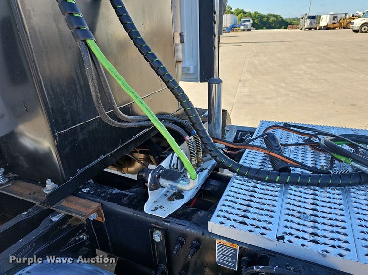 image for item EJ5684 2015 Peterbilt  579 semi truck