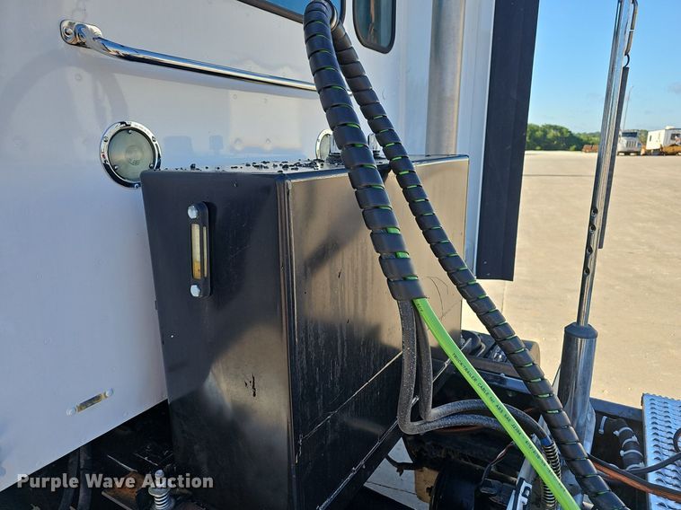 image for item EJ5684 2015 Peterbilt  579 semi truck