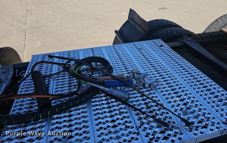 image for item EJ5684 2015 Peterbilt  579 semi truck