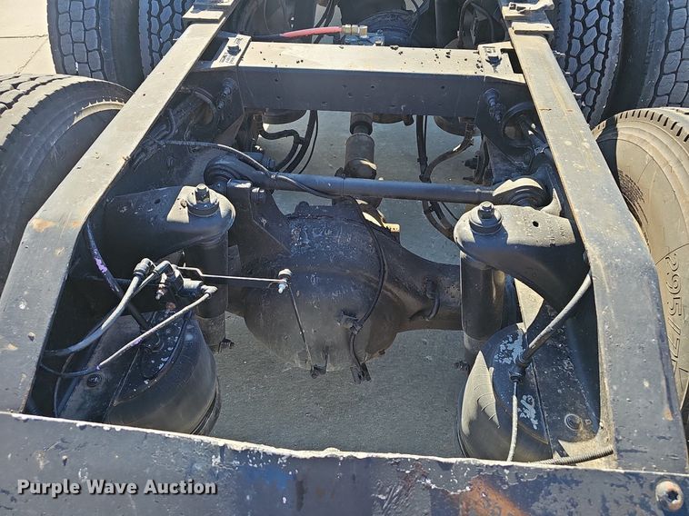 image for item EJ5684 2015 Peterbilt  579 semi truck