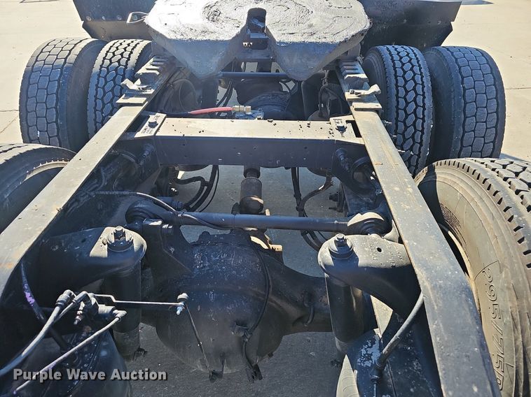 image for item EJ5684 2015 Peterbilt  579 semi truck