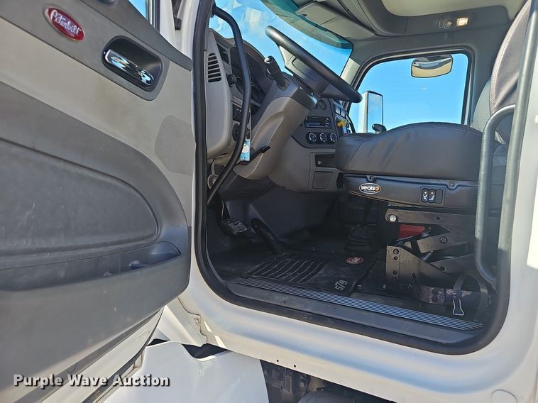 image for item EJ5684 2015 Peterbilt  579 semi truck