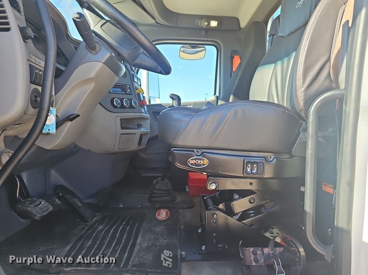 image for item EJ5684 2015 Peterbilt  579 semi truck