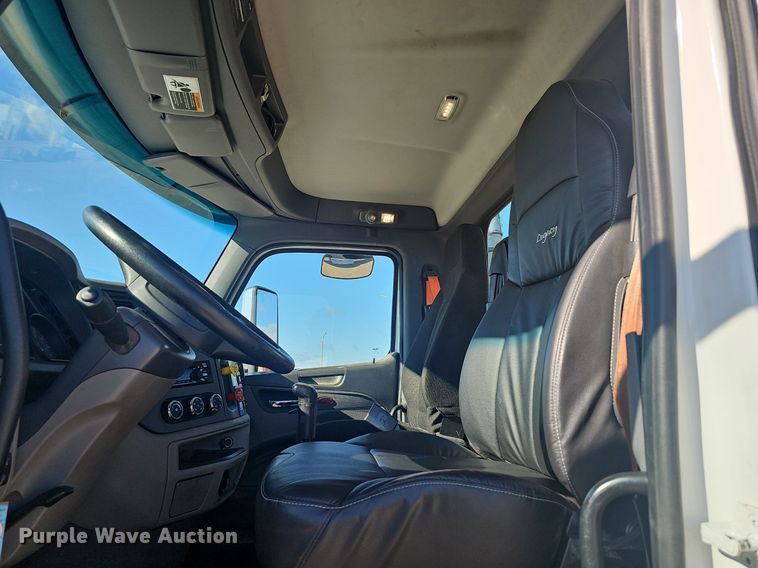 image for item EJ5684 2015 Peterbilt  579 semi truck