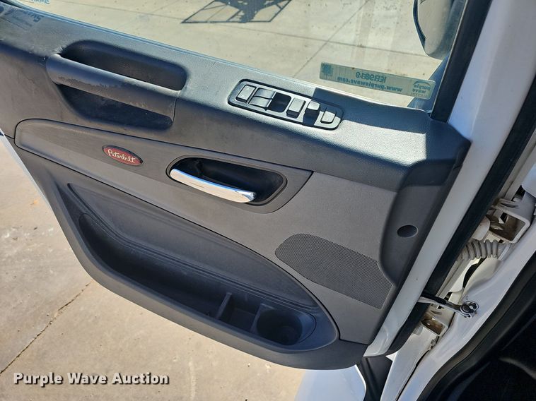 image for item EJ5684 2015 Peterbilt  579 semi truck