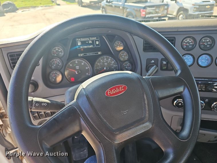 image for item EJ5684 2015 Peterbilt  579 semi truck