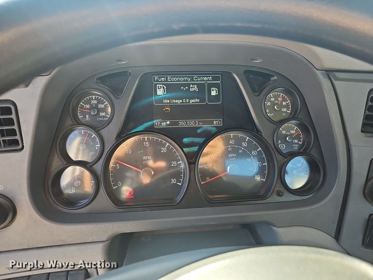 image for item EJ5684 2015 Peterbilt  579 semi truck