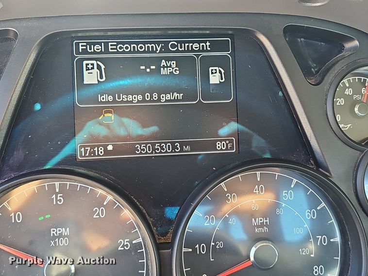 image for item EJ5684 2015 Peterbilt  579 semi truck