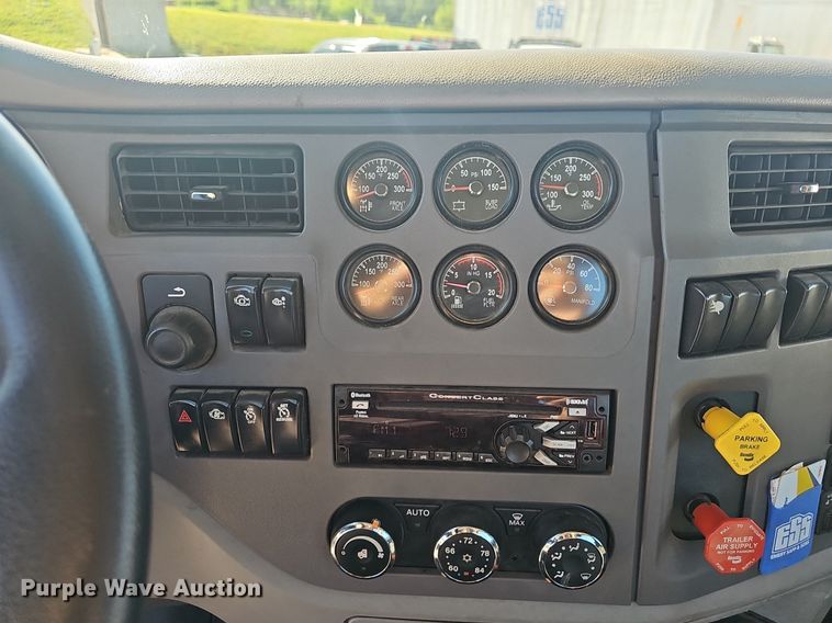 image for item EJ5684 2015 Peterbilt  579 semi truck