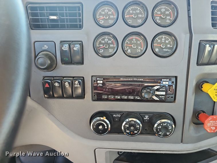 image for item EJ5684 2015 Peterbilt  579 semi truck