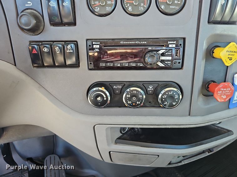 image for item EJ5684 2015 Peterbilt  579 semi truck