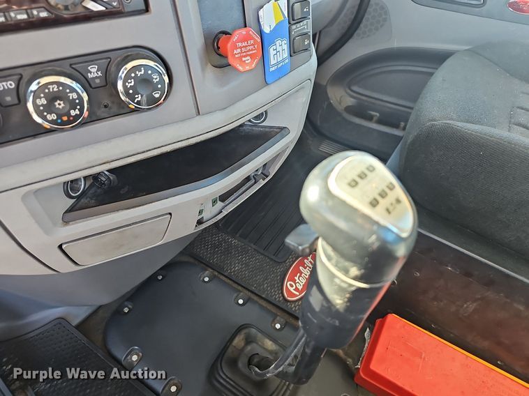 image for item EJ5684 2015 Peterbilt  579 semi truck