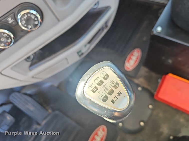 image for item EJ5684 2015 Peterbilt  579 semi truck