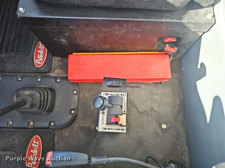 image for item EJ5684 2015 Peterbilt  579 semi truck