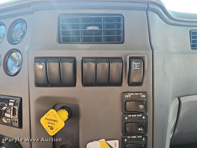 image for item EJ5684 2015 Peterbilt  579 semi truck