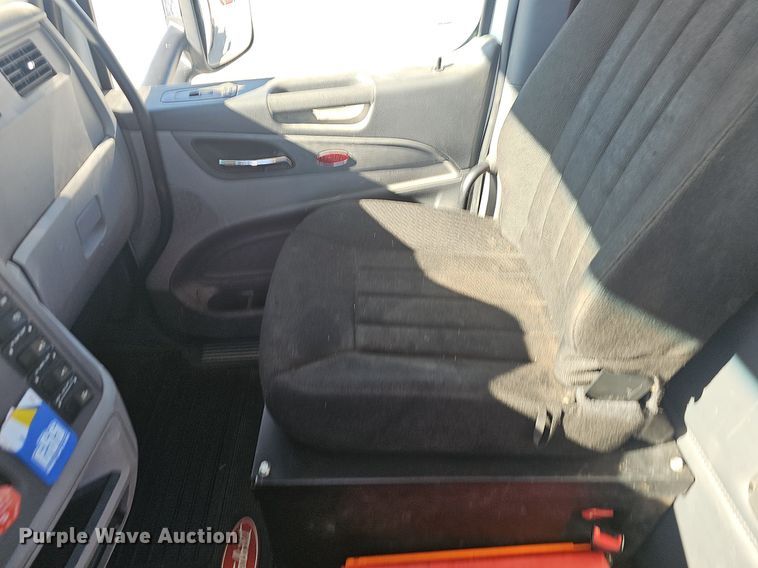 image for item EJ5684 2015 Peterbilt  579 semi truck