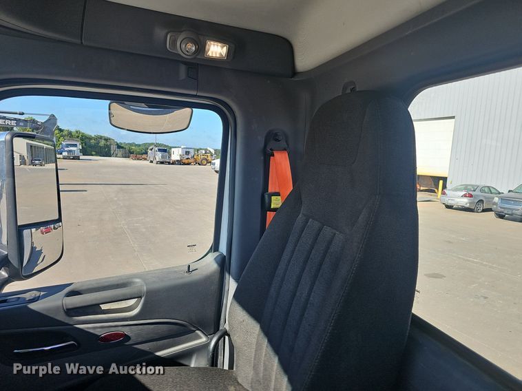 image for item EJ5684 2015 Peterbilt  579 semi truck