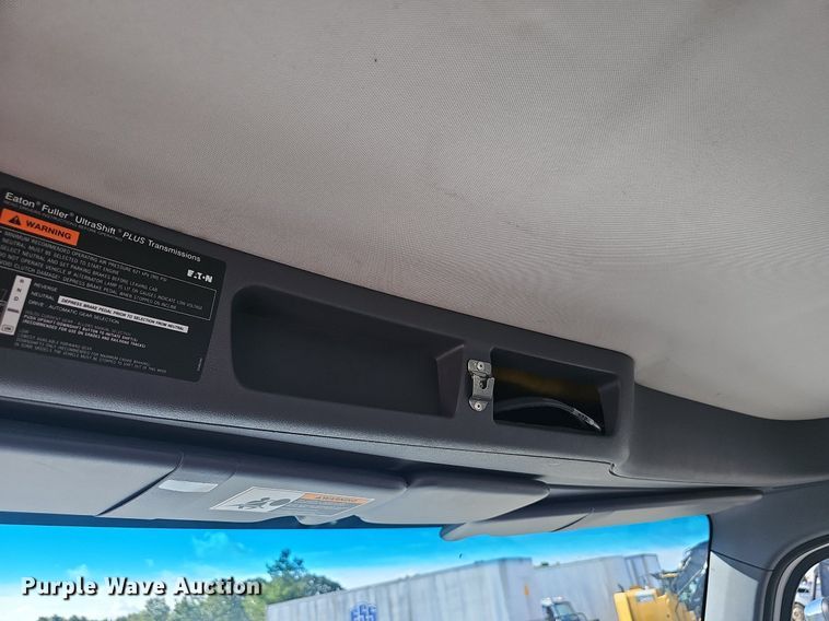 image for item EJ5684 2015 Peterbilt  579 semi truck