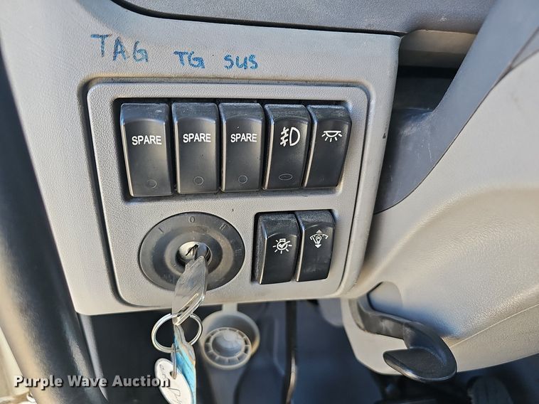 image for item EJ5684 2015 Peterbilt  579 semi truck