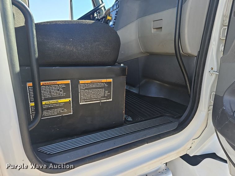 image for item EJ5684 2015 Peterbilt  579 semi truck