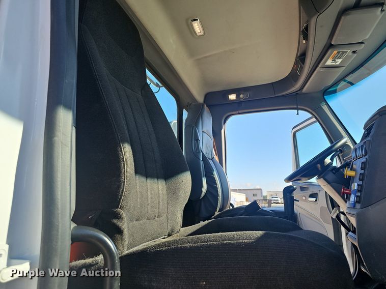 image for item EJ5684 2015 Peterbilt  579 semi truck