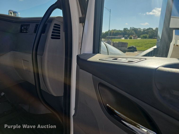 image for item EJ5684 2015 Peterbilt  579 semi truck