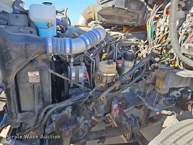 image for item EJ5684 2015 Peterbilt  579 semi truck