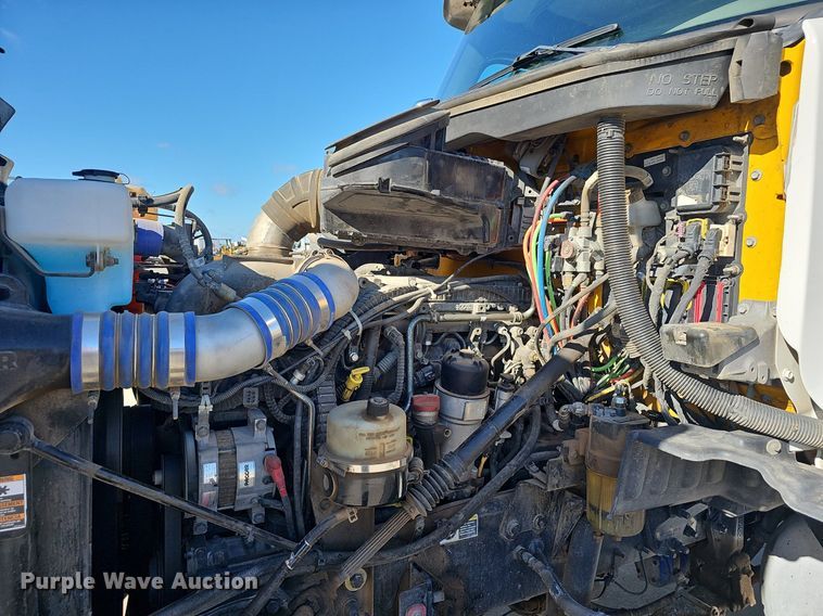 image for item EJ5684 2015 Peterbilt  579 semi truck