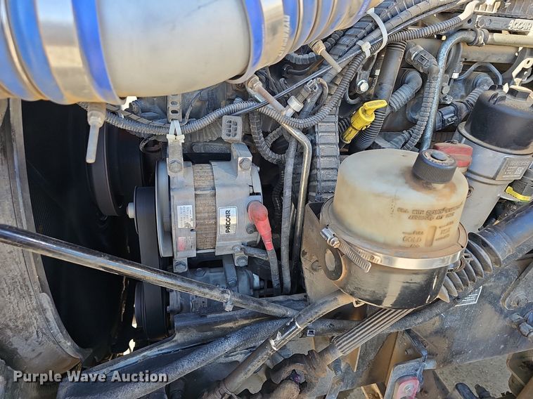 image for item EJ5684 2015 Peterbilt  579 semi truck