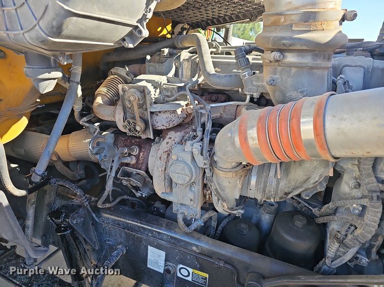 image for item EJ5684 2015 Peterbilt  579 semi truck