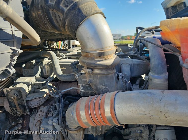 image for item EJ5684 2015 Peterbilt  579 semi truck