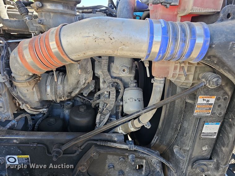 image for item EJ5684 2015 Peterbilt  579 semi truck