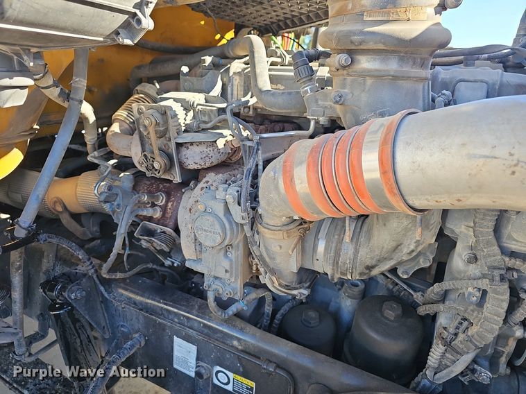 image for item EJ5684 2015 Peterbilt  579 semi truck