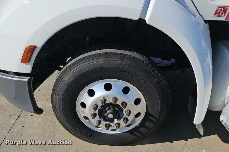 image for item EJ5684 2015 Peterbilt  579 semi truck